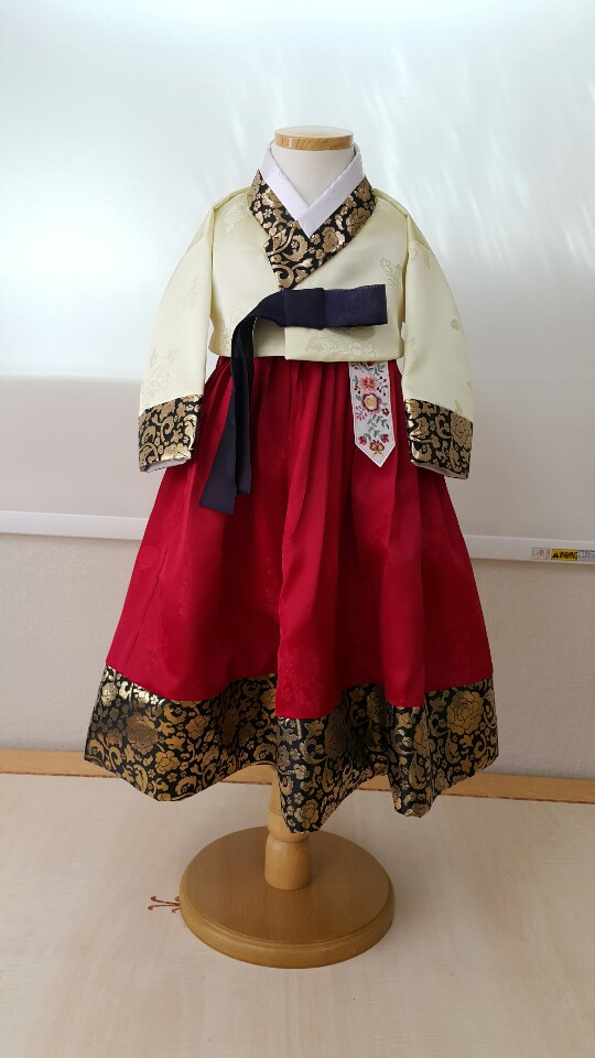 [여아 한복] 저고리 - 루비양단  연노랑
거들지 - 금사양단 블랙
동정 - 양단 백색
  

치마 - 진홍색  양단